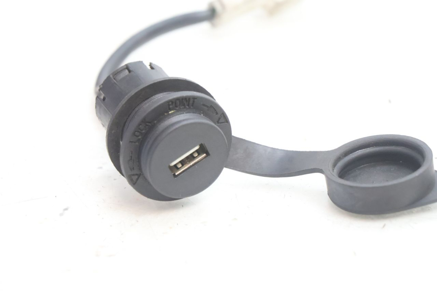 photo de USB SOCKET SYM ORBIT III 3 4T 50 (2021 - 2025) - Zoom on usage condition