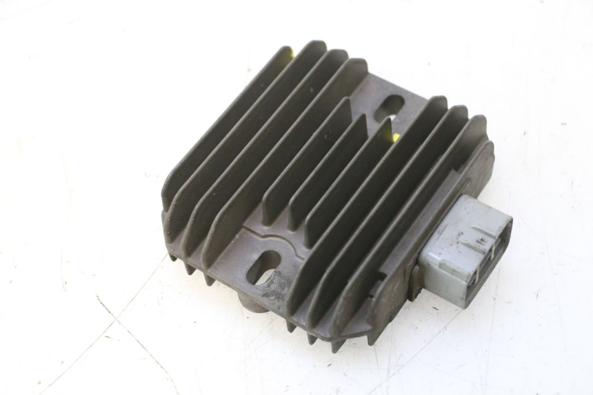 photo de CHARGING REGULATOR SUZUKI BURGMAN 125 (2007 - 2014) - Alternative perspective