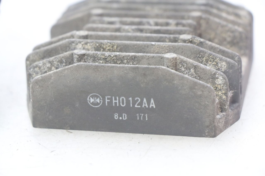 photo de CHARGING REGULATOR YAMAHA FJR ABS 1300 (2006 - 2012) - Technical close-up