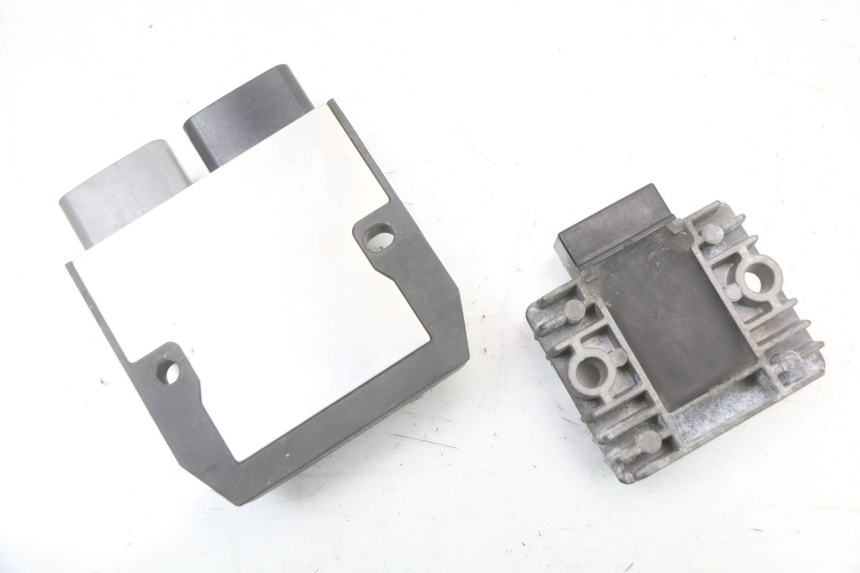 photo de CHARGING REGULATOR YAMAHA FJR ABS 1300 (2006 - 2012) - Alternative perspective