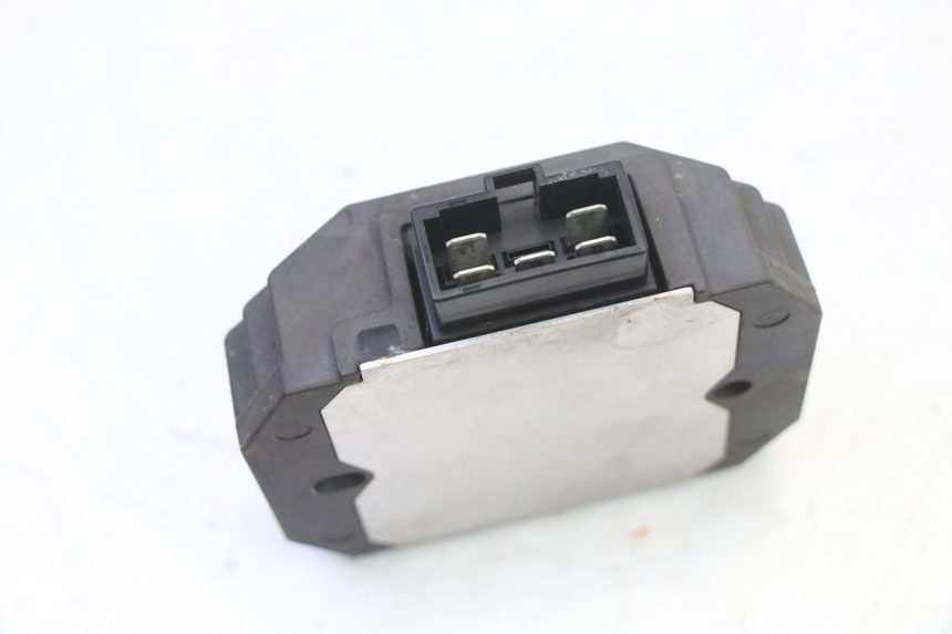 photo de REGULATOR YAMAHA FZ6 FAZER S2 600 (2007 - 2011) - Zoom on usage condition