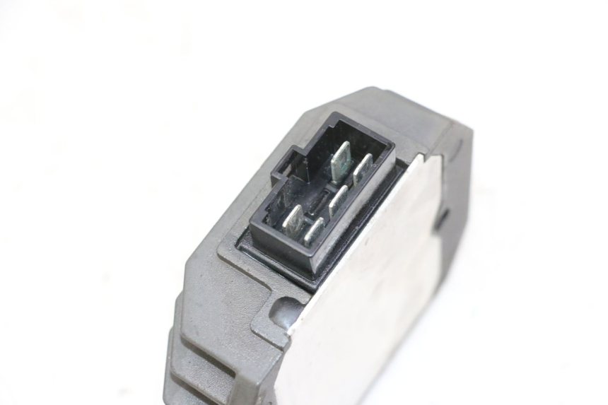 photo de REGULATOR YAMAHA FZ6 N FAZER 600 (2004 - 2006) - Technical close-up