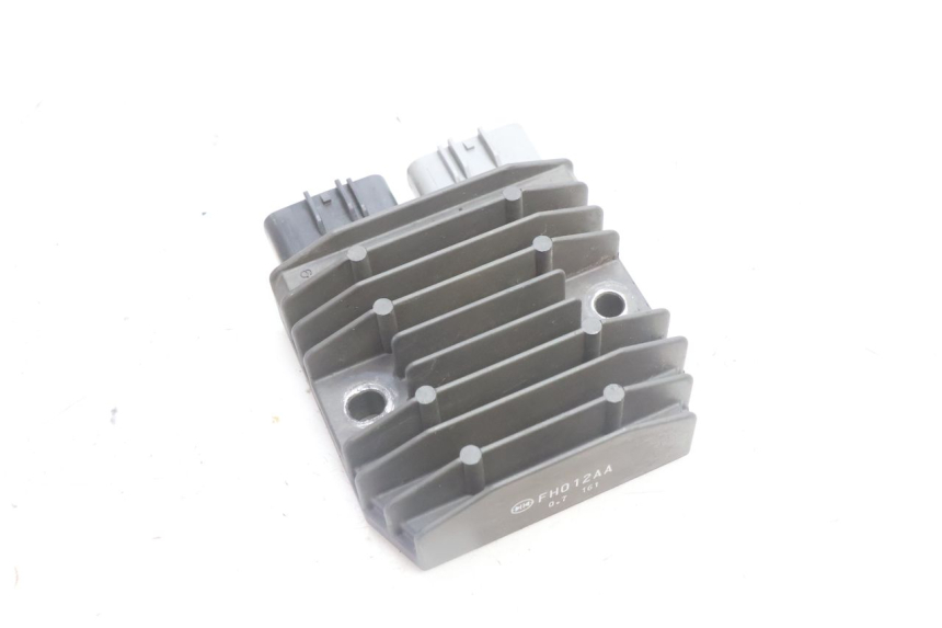photo de REGULATOR YAMAHA FZ8 800 (2010 - 2016) - Component detail