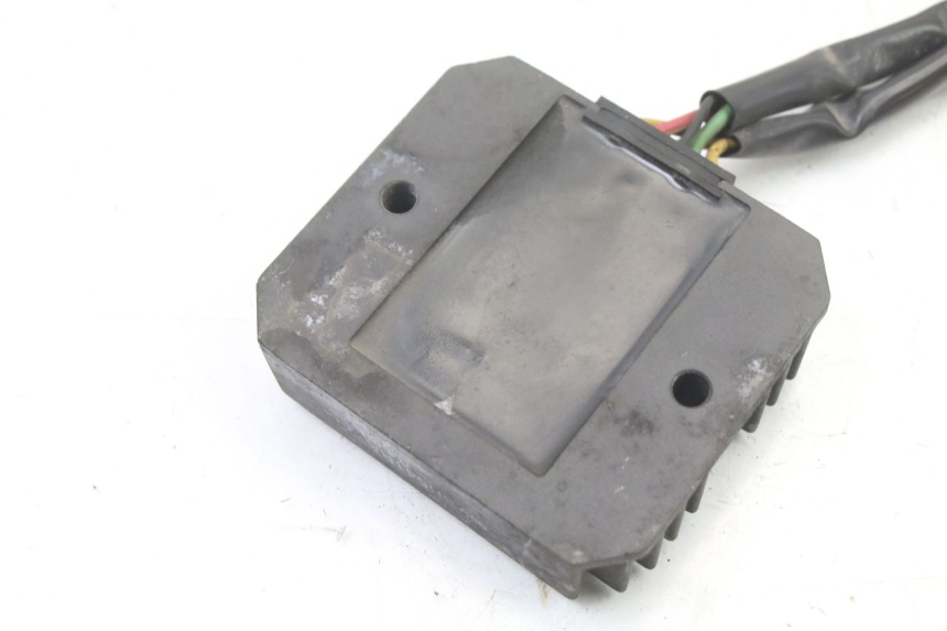 photo de CHARGING REGULATOR HONDA FES S-WING SWING ABS 125 (2007 - 2015) - Technical close-up