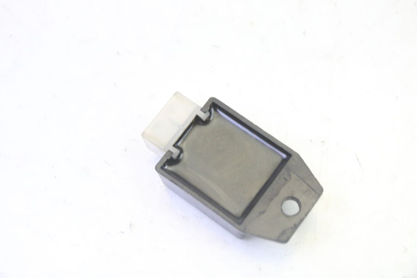 photo de CHARGING REGULATOR PEUGEOT KISBEE 2T 50 (2010 - 2017) - Alternative perspective