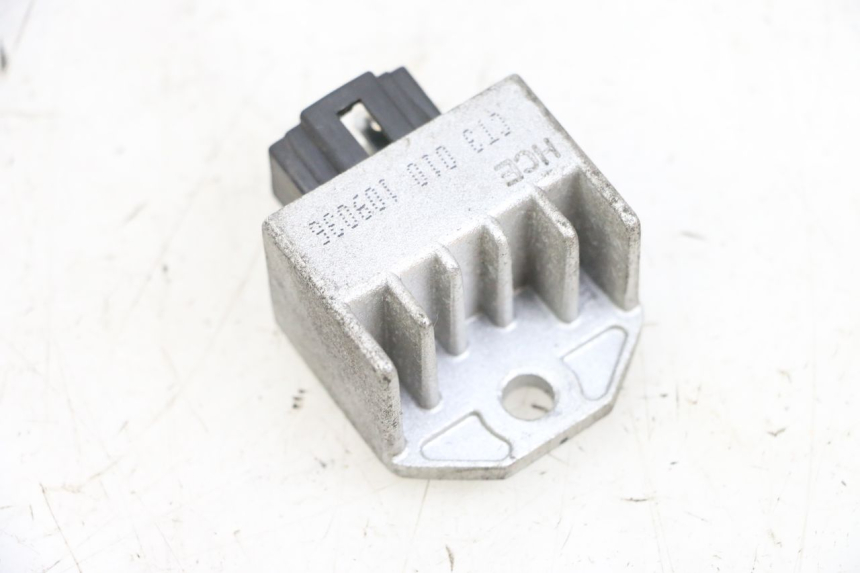 photo de CHARGING REGULATOR PEUGEOT KISBEE 4T 50 (2010 - 2017) - Alternative perspective