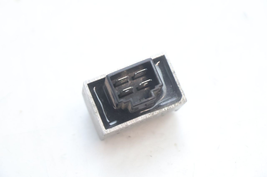 photo de CHARGING REGULATOR PEUGEOT KISBEE 4T 50 (2010 - 2017) - Zoom on usage condition