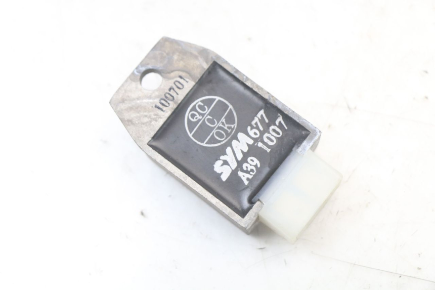 photo de CHARGING REGULATOR SYM MIO 50 (2011 - 2017) - Alternative perspective