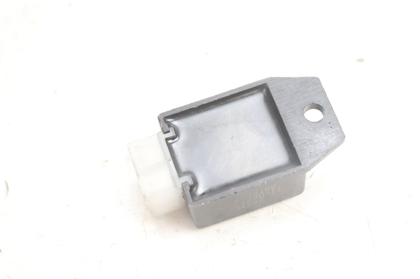 photo de REGULATOR PEUGEOT STREETZONE NAKED 2T 50 (2014 - 2018) - Alternative perspective