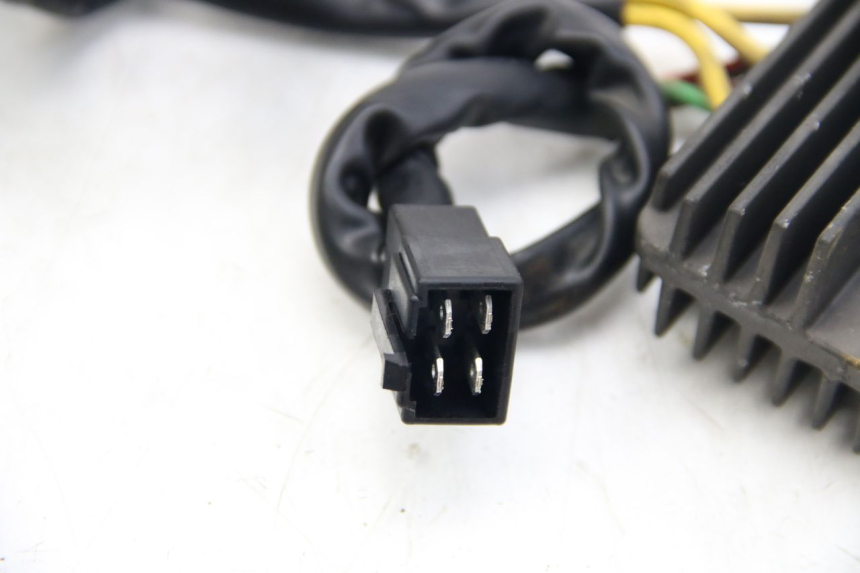 photo de CHARGING REGULATOR PIAGGIO VESPA GTS SUPER IE 125 (2009 - 2016) - Alternative perspective