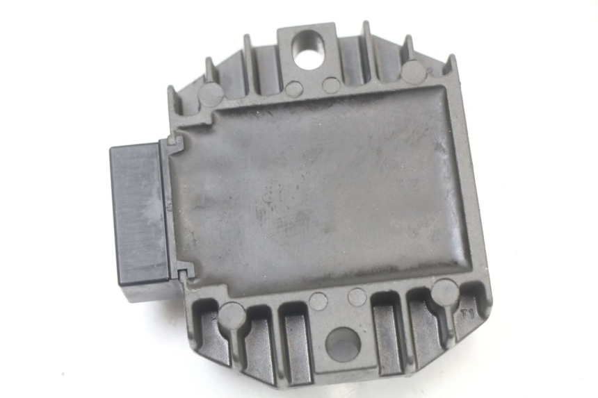 photo de CHARGING REGULATOR PIAGGIO VESPA LX 125 (2005 - 2010) - Alternative perspective