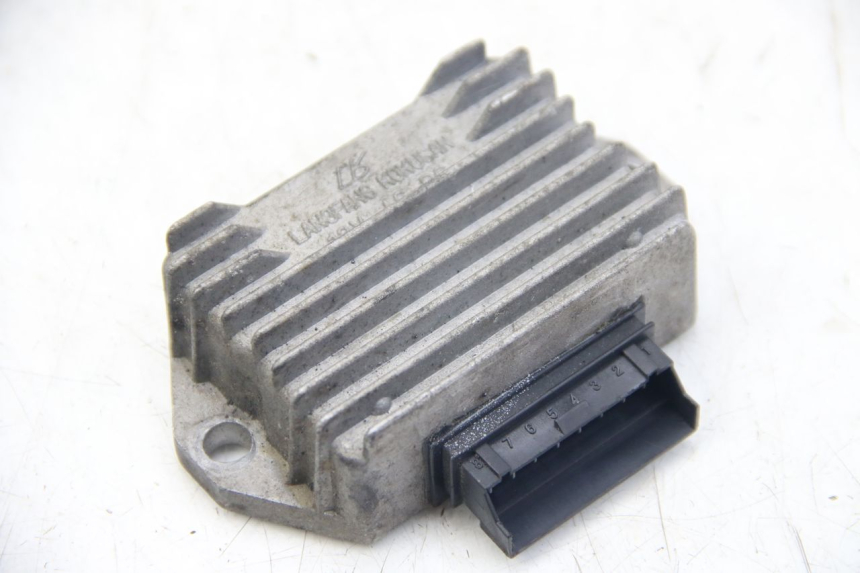 photo de CHARGING REGULATOR PIAGGIO VESPA SPRINT 2T 50 (2014 - 2018) - Alternative perspective