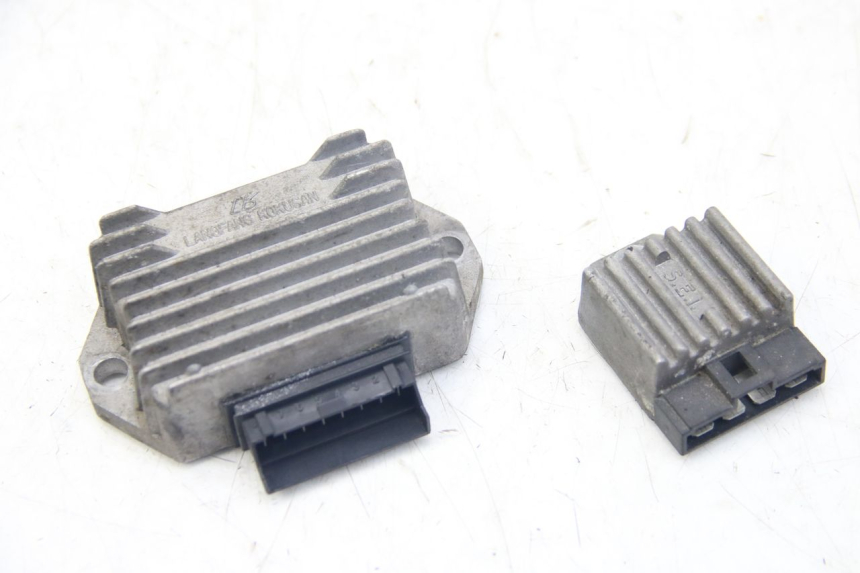 photo de CHARGING REGULATOR PIAGGIO VESPA SPRINT 2T 50 (2014 - 2018) - Technical close-up