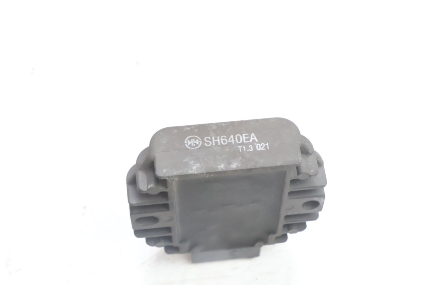 photo de CHARGING REGULATOR YAMAHA X-MAX XMAX 125 (2010 - 2013) - Alternative perspective