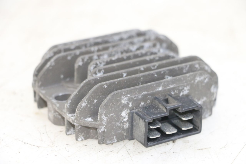 photo de CHARGING REGULATOR PIAGGIO XEVO - X EVO 125 (2007 - 2017) - Technical close-up