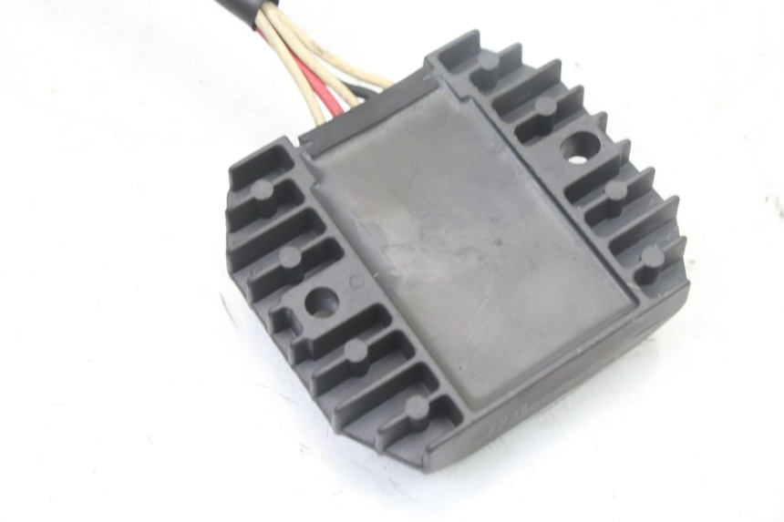 photo de CHARGING REGULATOR YAMAHA FZS FAZER 600 (2001 - 2003) - Technical close-up