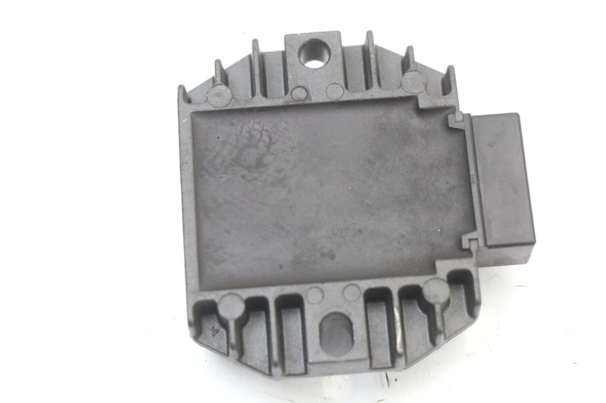 photo de CHARGING REGULATOR YAMAHA YP MAJESTY 125 (2002 - 2006) - Alternative perspective
