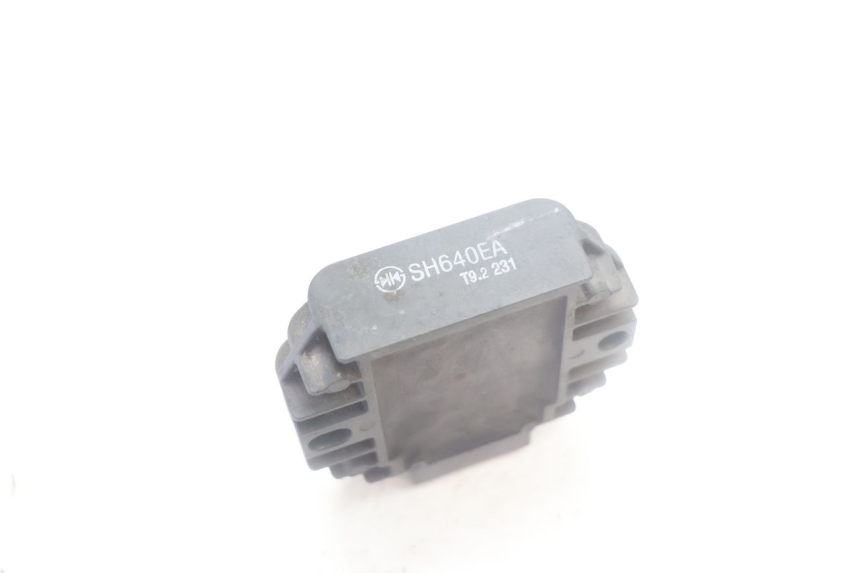 photo de CHARGING REGULATOR YAMAHA YP MAJESTY 125 (2007 - 2010) - Alternative perspective