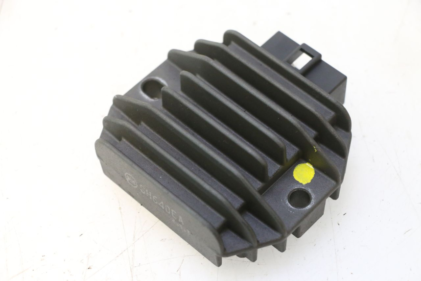 photo de CHARGING REGULATOR YAMAHA YP MAJESTY 125 (1998 - 2001) - Technical close-up