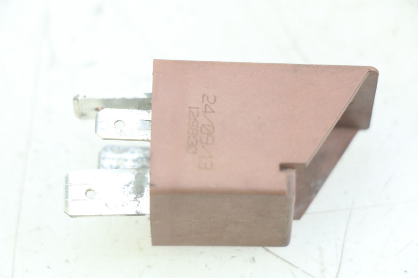 photo de STARTER RELAY PIAGGIO VESPA PRIMAVERA 2T 50 (2013 - 2018) - Alternative perspective