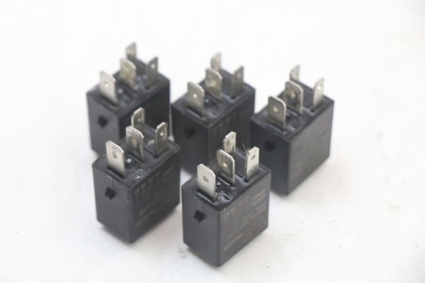 photo de RELAY ROYAL ENFIELD SCRAM 411 (2022 - 2024) - Alternative perspective