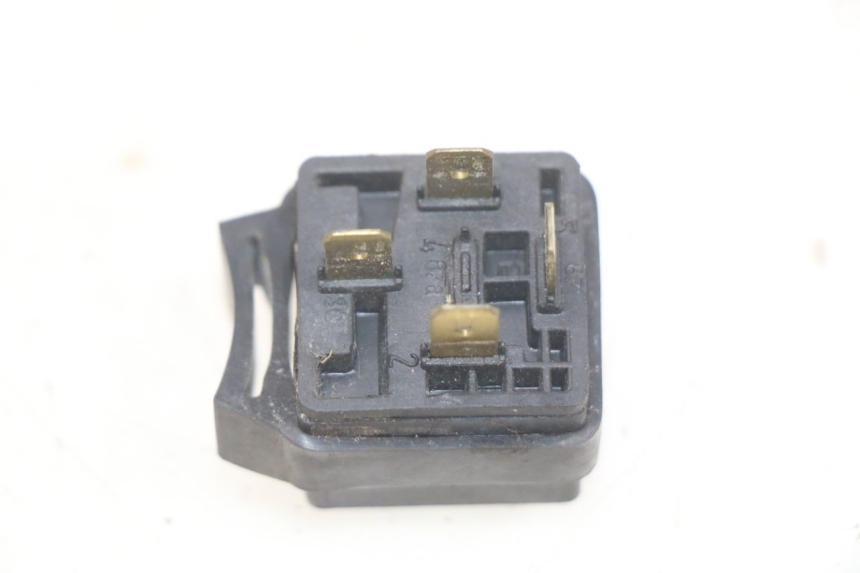 photo de ELECTRICAL RELAY YAMAHA YP MAJESTY 125 (1998 - 2001) - Zoom on usage condition