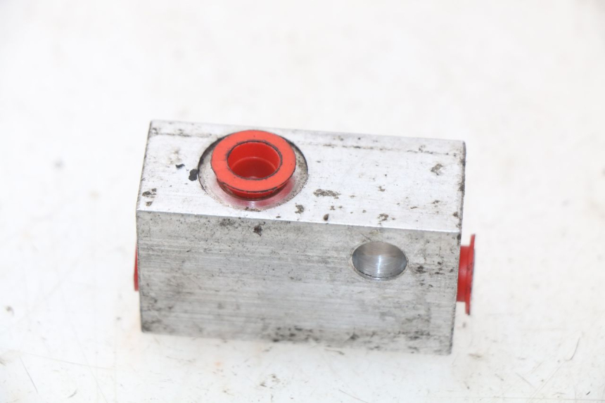 photo de BRAKE PROPORTIONING VALVE DAELIM S2 FI 125 (2008 - 2017) - Zoom on usage condition