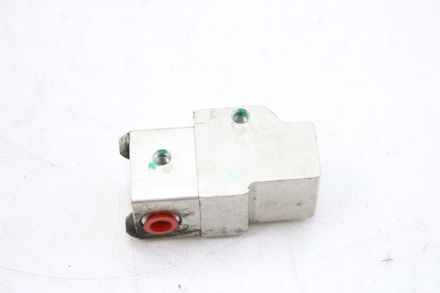 photo de BRAKE PROPORTIONING VALVE PEUGEOT TWEET 125 (2010 - 2017) - Zoom on usage condition