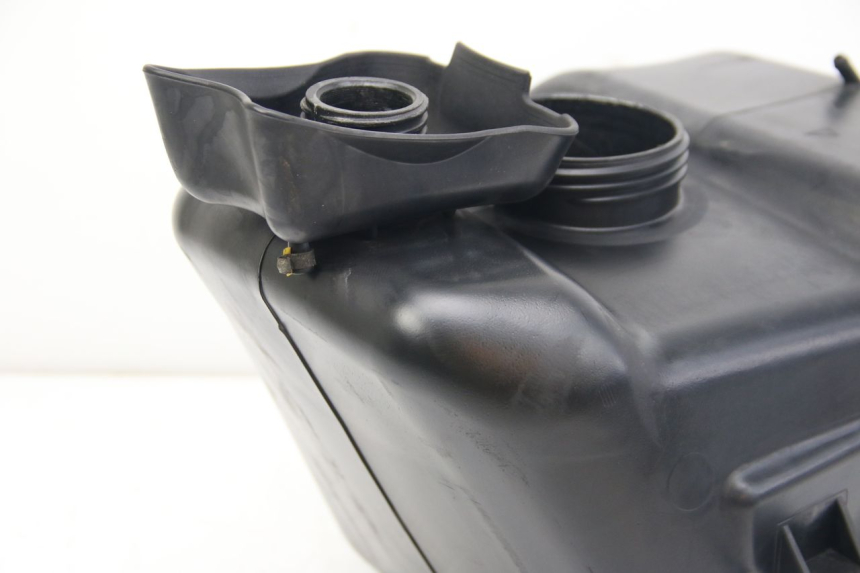 photo de FUEL TANK APRILIA ATLANTIC 500 (2002 - 2003) - Fixing points details