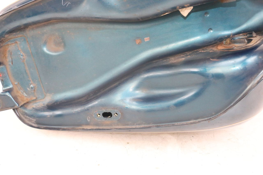 photo de FUEL TANK SUZUKI GZ MARAUDER 125 (1998 - 2004) - Fixing points details