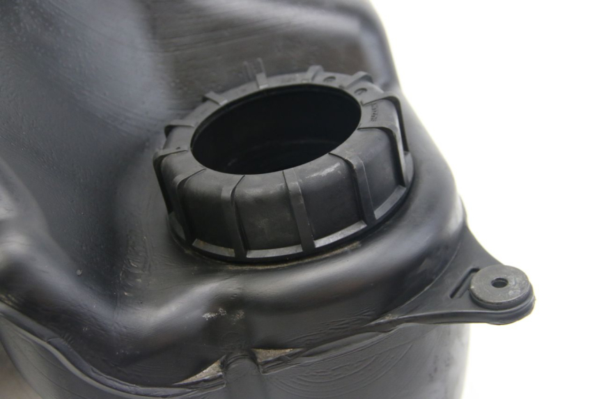 photo de FUEL TANK SUZUKI SIXTEEN 125 (2008 - 2010) - Distinctive features