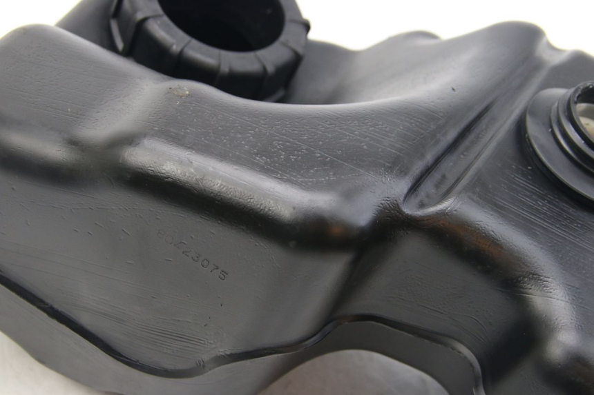 photo de FUEL TANK SUZUKI SIXTEEN 125 (2008 - 2010) - Technical close-up