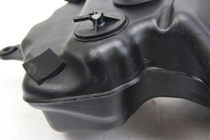 photo de FUEL TANK SUZUKI SIXTEEN 125 (2008 - 2010) - Markings and original references