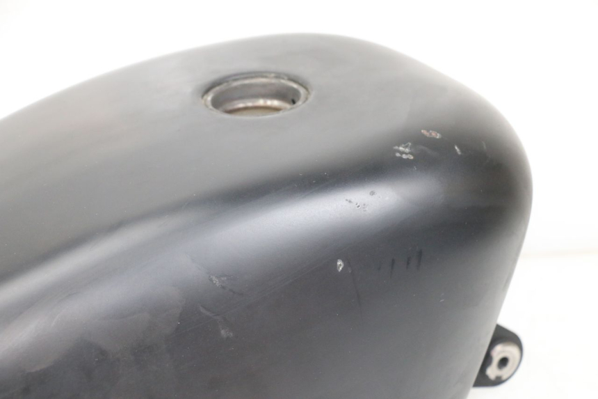 photo de FUEL TANK HARLEY DAVIDSON SPORTSTER XL CUSTOM 1200 (2003 - 2004) - Distinctive features