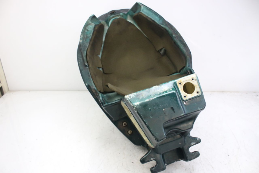 photo de FUEL TANK TRIUMPH SPRINT ST 955 (1999 - 2001) - Zoom on usage condition