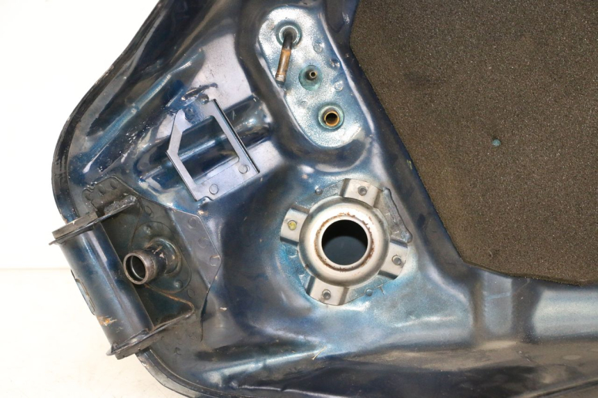 photo de FUEL TANK HONDA ST PAN EUROPEAN 1300 (2002 - 2013) - Fixing points details