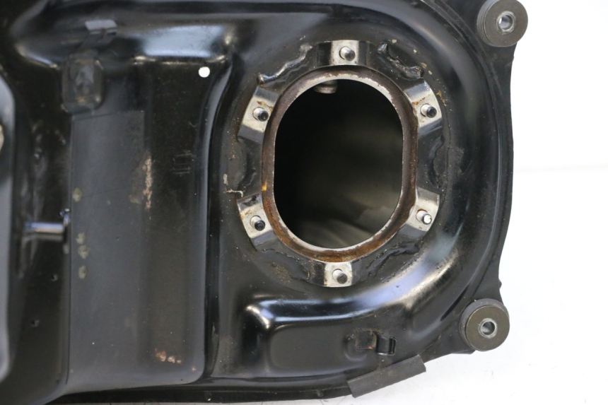 photo de FUEL TANK HONDA ST PAN EUROPEAN 1100 (1990 - 2002) - Fixing points details