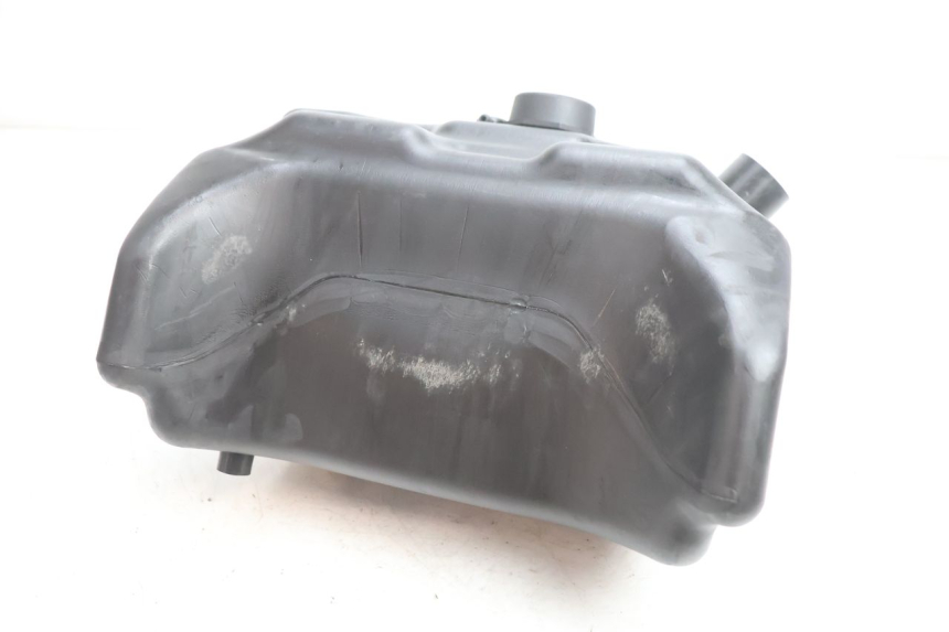 photo de FUEL TANK YAMAHA YP MAJESTY 125 (2002 - 2006) - Fixing points details