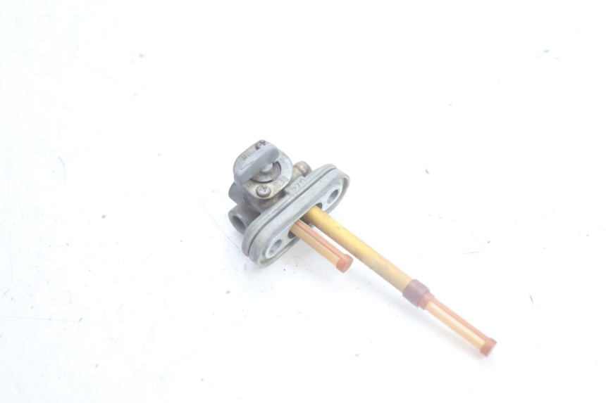 photo de FUEL TANK TAP SUZUKI DR S 600 (1985 - 1989) - Technical close-up