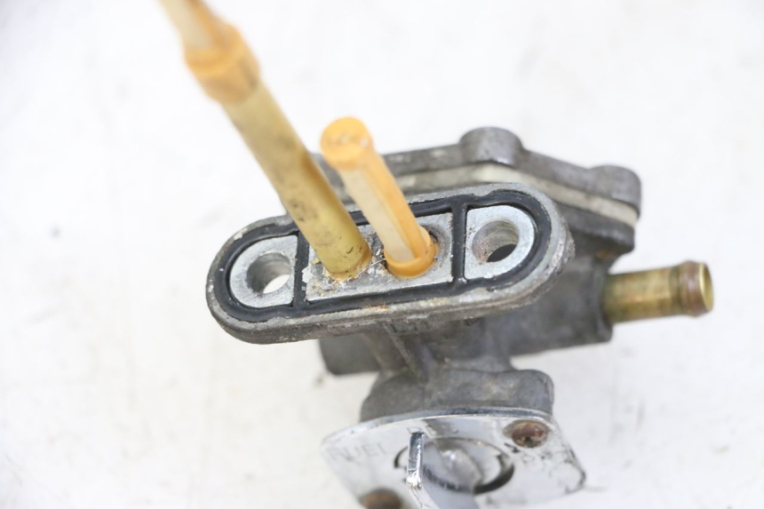 photo de FUEL TANK TAP KAWASAKI ZR7 ZR-7 S 750 (1999 - 2004) - Zoom on usage condition