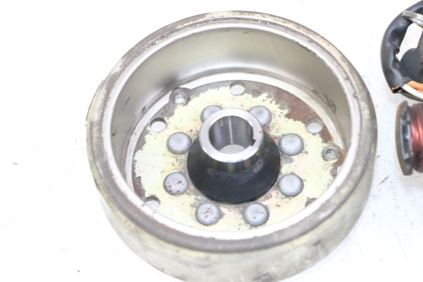 photo de ROTOR STATOR PEUGEOT KISBEE 2T 50 (2010 - 2017) - High-resolution close-up