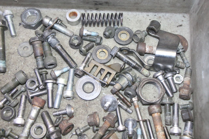 photo de SCREW HARDWARE BAG YAMAHA FZ6 N FAZER 600 (2004 - 2006) - Zoom on usage condition