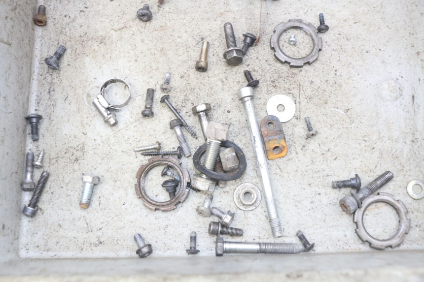 photo de SCREW FASTENER BAG PEUGEOT LUDIX 50 (2008 - 2017) - Zoom on usage condition