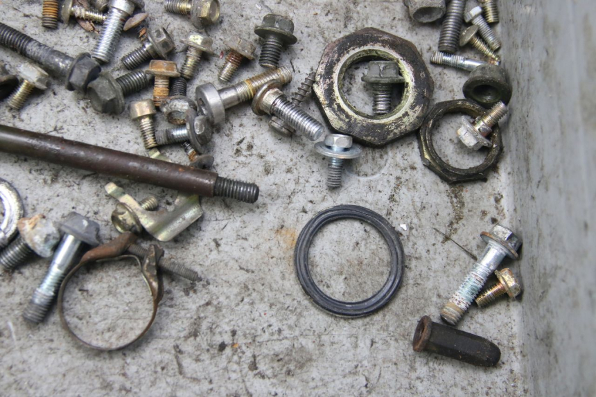 photo de SCREW FASTENER BAG PEUGEOT TWEET 4T 50 (2010 - 2014) - Alternative perspective