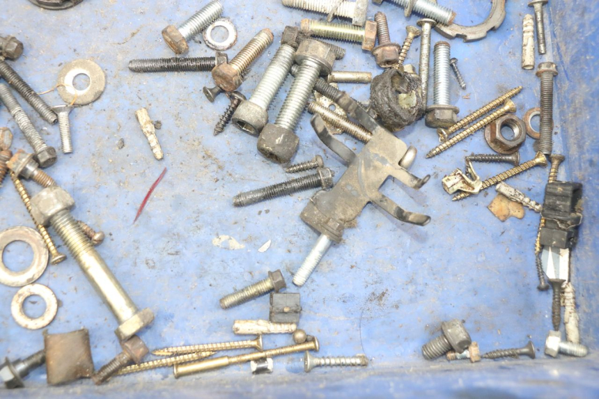 photo de SCREW FASTENER BAG PEUGEOT VIVACITY 50 (1998 - 2003) - Zoom on usage condition