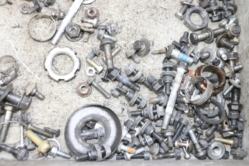 photo de SCREW FASTENER BAG YAMAHA XMAX X-MAX 125 (2006 - 2009) - Alternative perspective