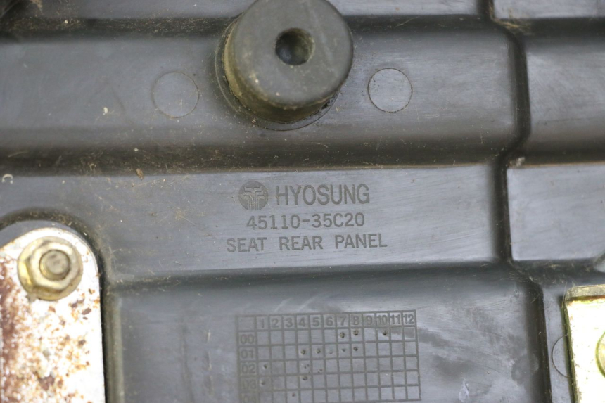 photo de Rear seat HYOSUNG GV AQUILA 125 (2000 - 2009) - Zoom on usage condition