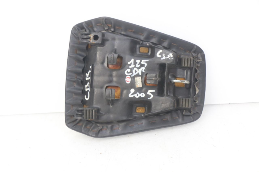 photo de REAR SEAT HONDA CBR R 125 (2003 - 2006) - Zoom on usage condition