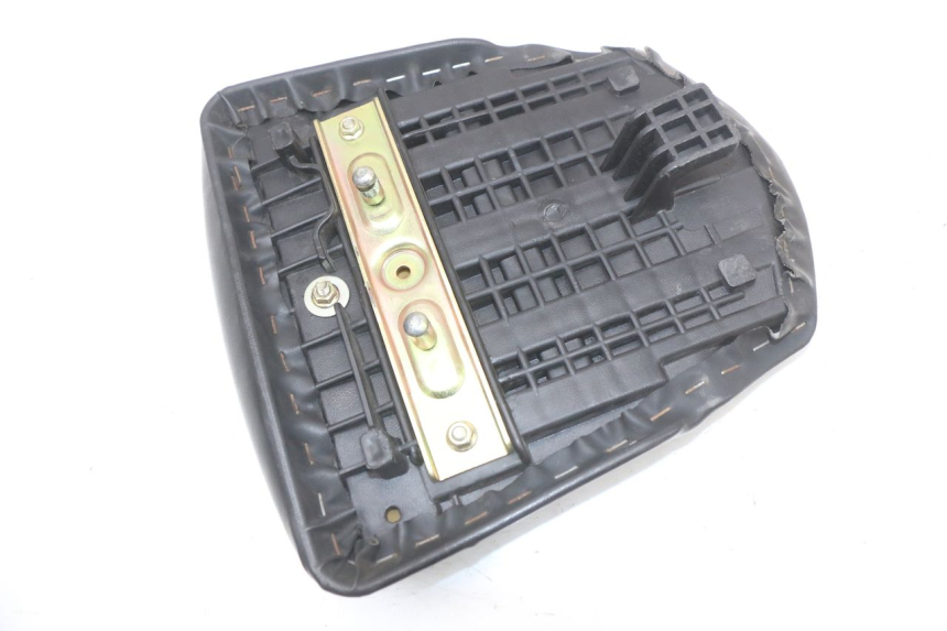 photo de REAR SEAT HYOSUNG GTR 125 (2006 - 2008) - Fixing points details