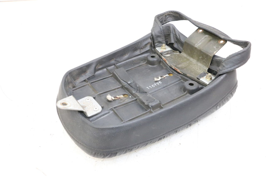 photo de REAR SEAT SUZUKI GZ MARAUDER 125 (1998 - 2004) - Zoom on usage condition